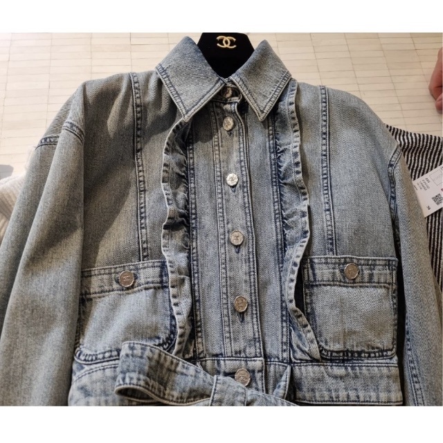 CHANEL - 新品同様♢CHANEL♢フリル デニムジャケット 38 22AWの CHANEL - 新品同様♢CHANEL♢フリル デニムジャケット 38 22AWの
