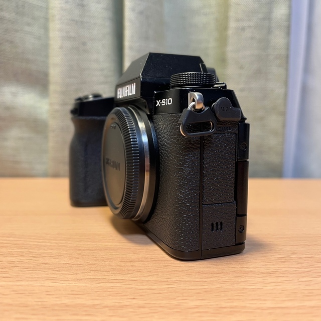 富士フイルム(フジフイルム)のFujifilm 富士フィルム X-S10 本体 スマホ/家電/カメラのカメラ(ミラーレス一眼)の商品写真