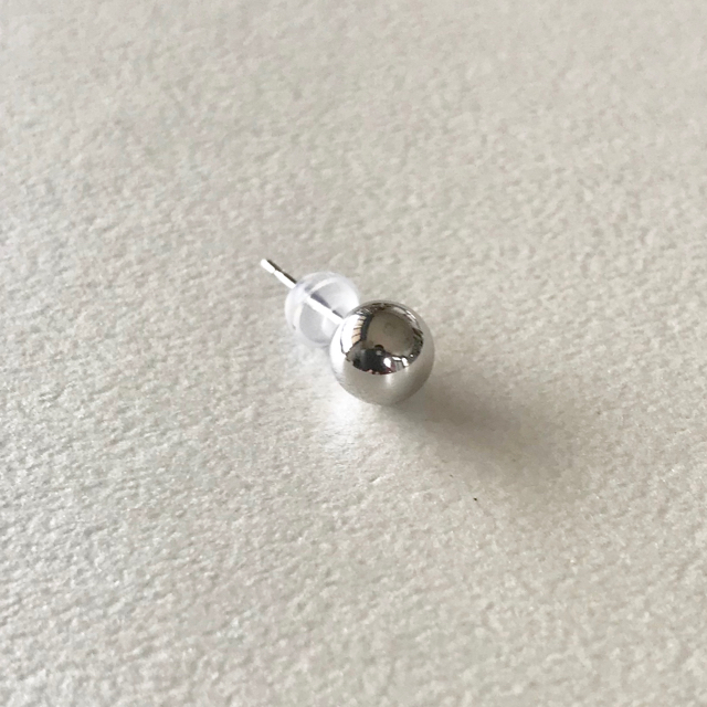 プラチナピアス  片耳ピアス  6mm pt900 シリコンキャッチ付き送料無料 メンズのアクセサリー(ピアス(片耳用))の商品写真