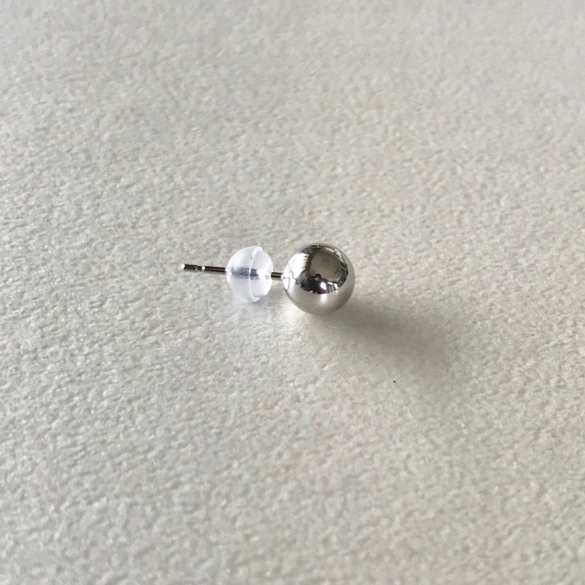 プラチナピアス  片耳ピアス  6mm pt900 シリコンキャッチ付き送料無料 メンズのアクセサリー(ピアス(片耳用))の商品写真