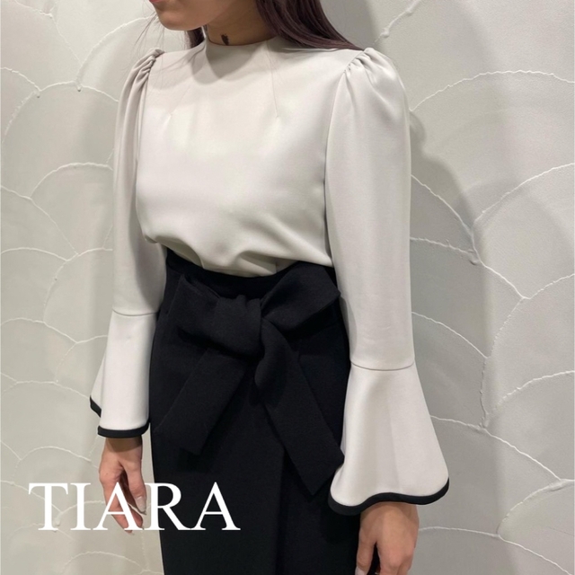 tiara(ティアラ)のTIARA バイカラーフレアスリーブブラウス レディースのトップス(シャツ/ブラウス(長袖/七分))の商品写真