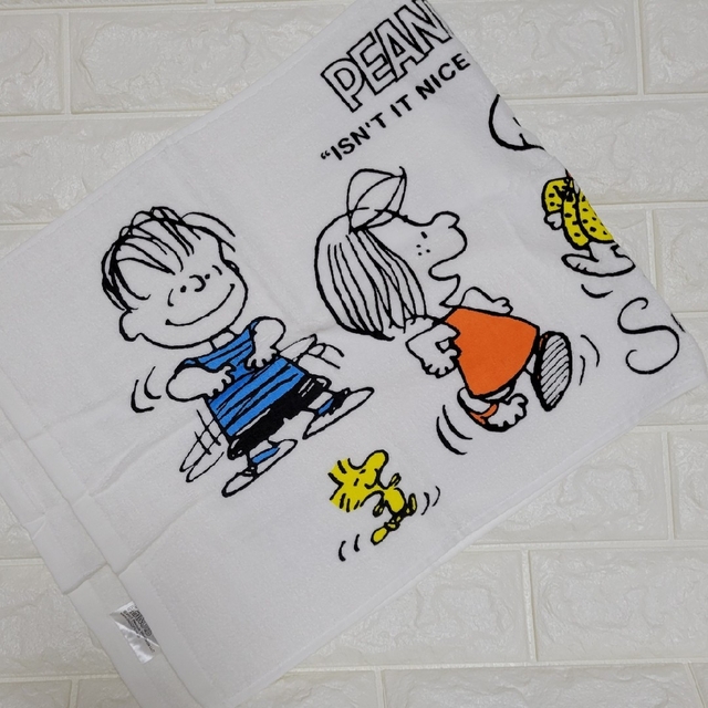 PEANUTS(ピーナッツ)の新品未使用◆スヌーピーフェイスタオル エンタメ/ホビーのアニメグッズ(タオル)の商品写真