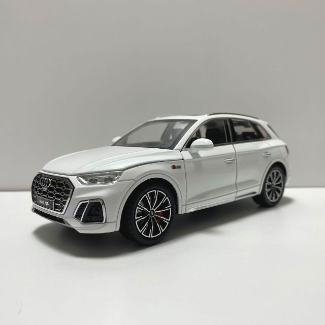 【スピード発送❗️】アウディ Q5 ミニカー　1/24 ホワイト　Audi