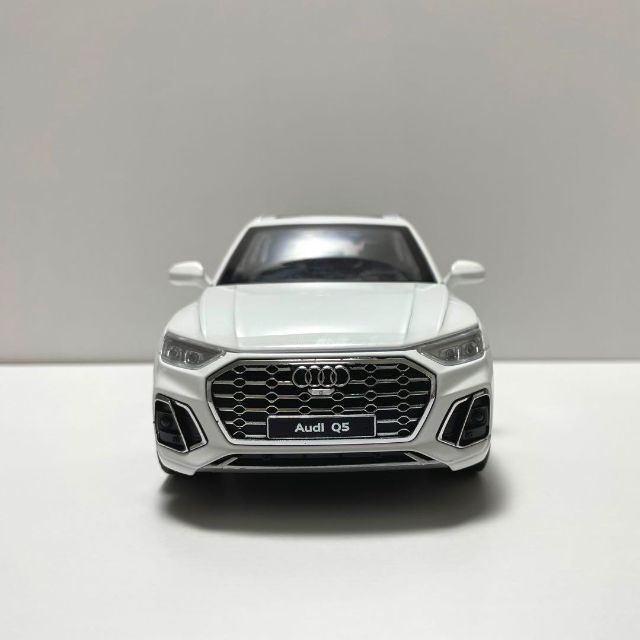 スピード発送❗️】アウディ Q5 ミニカー 1/24 ホワイト Audiの通販 by