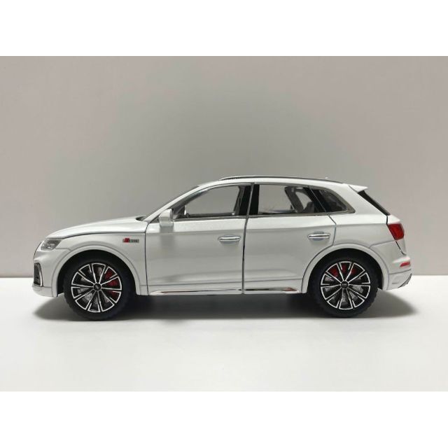 スピード発送❗️】アウディ Q5 ミニカー 1/24 ホワイト Audiの通販 by