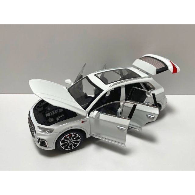 スピード発送❗️】アウディ Q5 ミニカー 1/24 ホワイト Audiの通販 by
