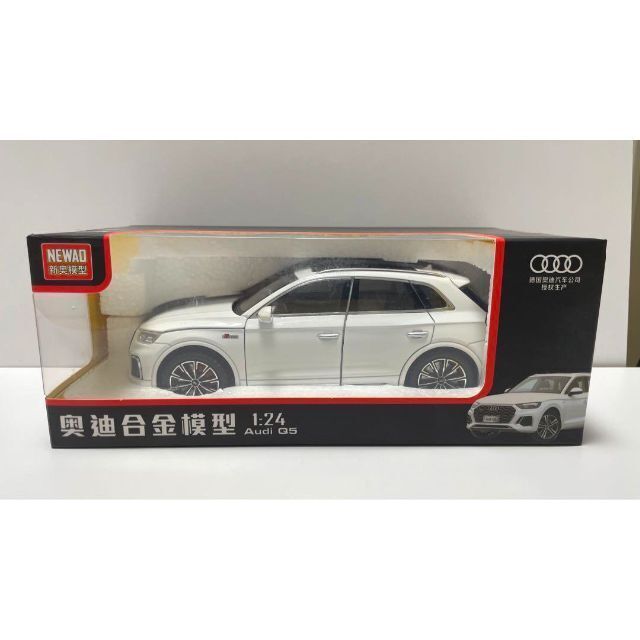【スピード発送❗️】アウディ Q5 ミニカー　1/24 ホワイト　Audi