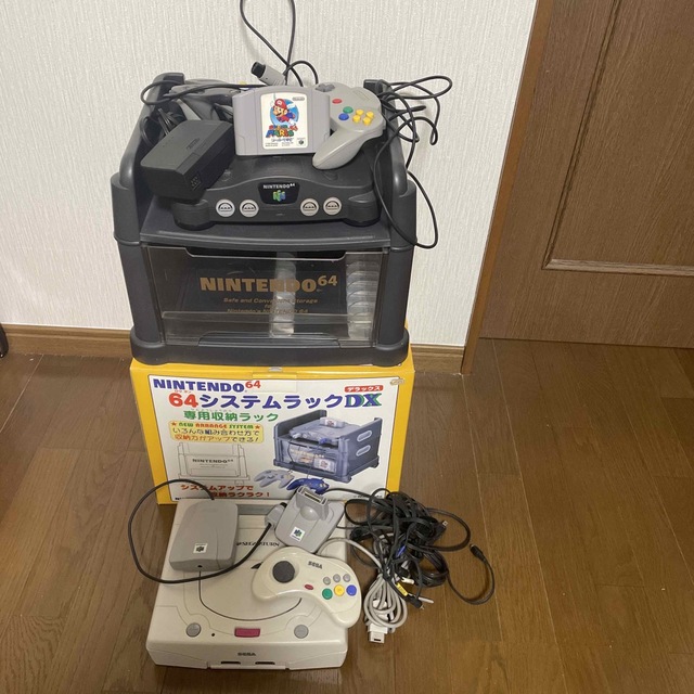 NINTENDO 64(ニンテンドウ64)の任天堂64 システムラックとセガサターン付き エンタメ/ホビーのゲームソフト/ゲーム機本体(家庭用ゲーム機本体)の商品写真