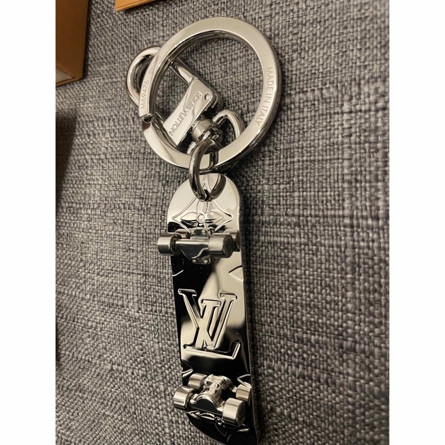 信頼】 ✨美品✨ルイヴィトン キーホルダー メンズ チャーム スケート