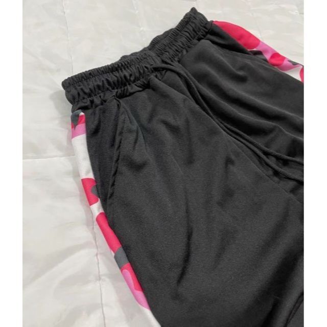 新品 ♡ ジョガーパンツ 黒 × ピンク 迷彩 Lサイズ ストリート パンツ レディースのパンツ(カジュアルパンツ)の商品写真