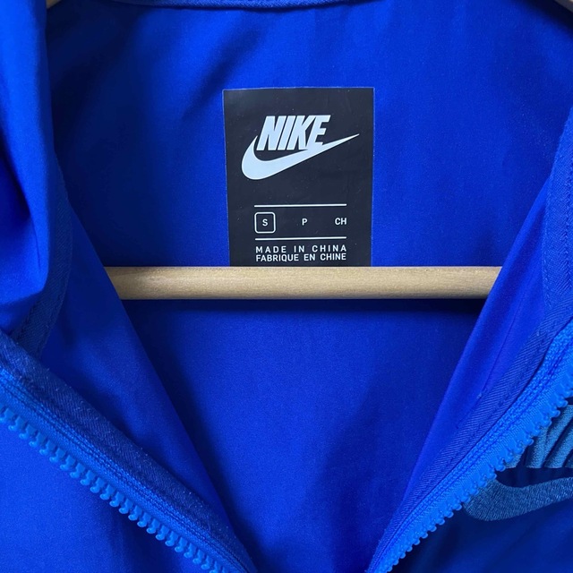 NIKE(ナイキ)のNIKE ナイキ　薄手ナイロンパーカー　　　　　　　キッズサイズ キッズ/ベビー/マタニティのキッズ服男の子用(90cm~)(ジャケット/上着)の商品写真