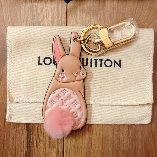 本物品質の VUITTON LOUIS - バニー うさぎチャーム クレ・LV ルイ