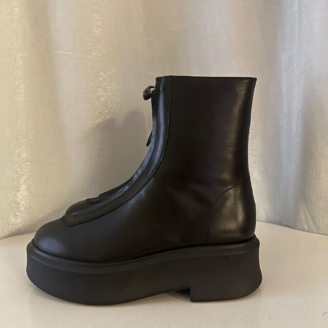 THE ROW ザロウ レザー Zipped Boot 1 ブーツ ブラックブー 新着