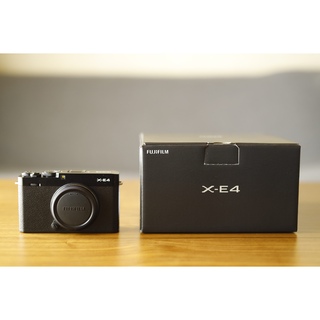 フジフイルム(富士フイルム)のFUJI FILM ミラーレスデジタルカメラ X-E4 BLACK XE4(ミラーレス一眼)