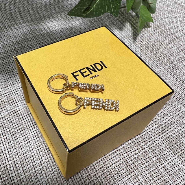 FENDI フェンディ ピアス ゴールド ロゴ ラインストーン 箱付き