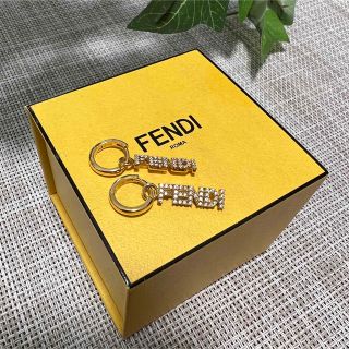 フェンディ(FENDI)のFENDI フェンディ ピアス ゴールド ロゴ ラインストーン 箱付き(ピアス)