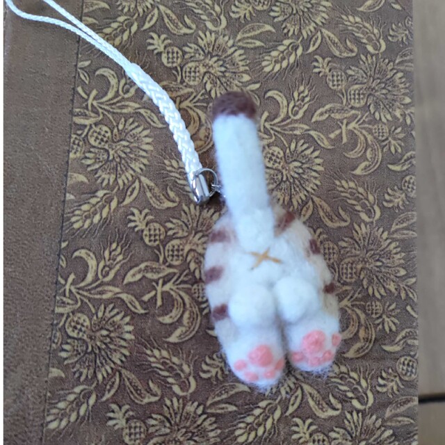 猫のお尻ストラップ ハンドメイドのアクセサリー(キーホルダー/ストラップ)の商品写真