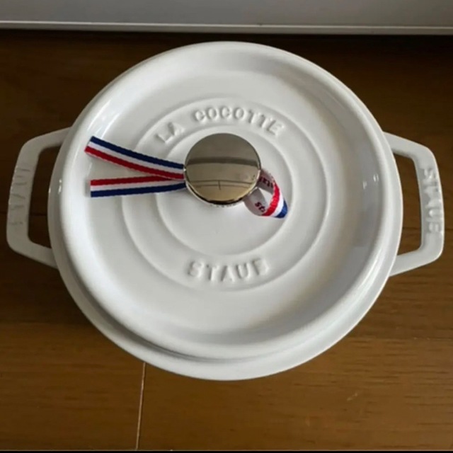 STAUB(ストウブ)の正規品　ココットラウンド 18cm ホワイト　ストウブ　staub インテリア/住まい/日用品のキッチン/食器(鍋/フライパン)の商品写真