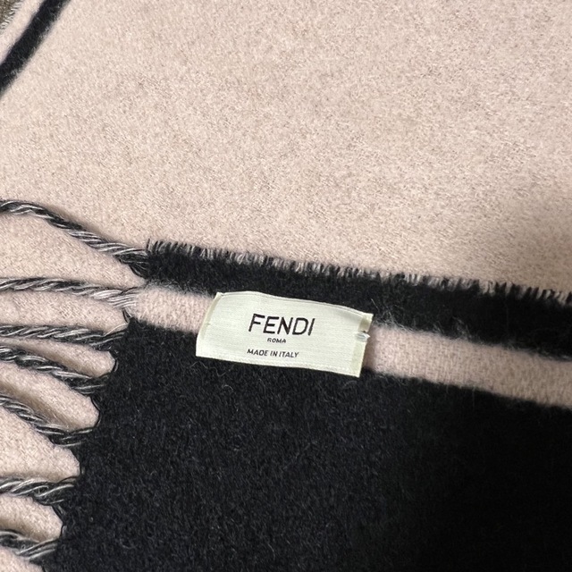 FENDI(フェンディ)のFENDI フェンディ マフラー ブラック×ピンク  レディースのファッション小物(マフラー/ショール)の商品写真