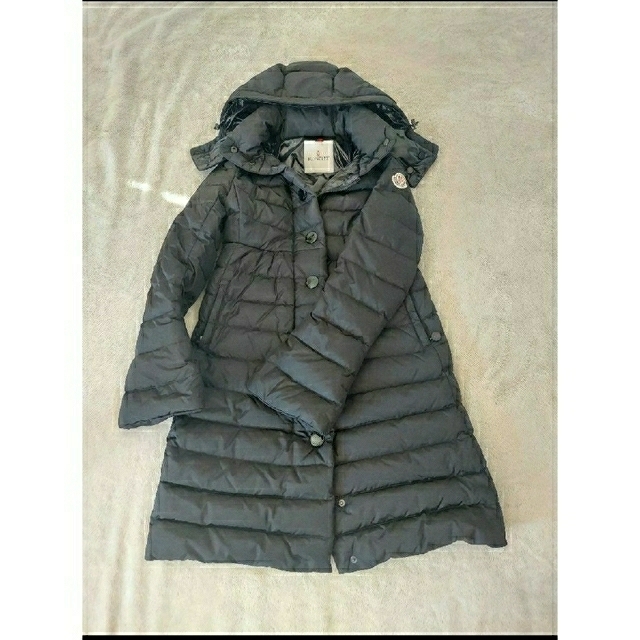 MONCLER(モンクレール)のMONCLER モンクレールダウン JURA サイズ(00)着用回数一回の美品。 レディースのジャケット/アウター(ダウンジャケット)の商品写真