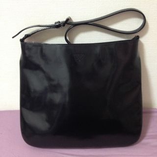 プラダ(PRADA)のプラダレザーロゴバッグ(ショルダーバッグ)