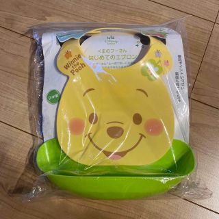 ディズニー(Disney)の【新品未使用】くまのプーさんベビーエプロン(お食事エプロン)