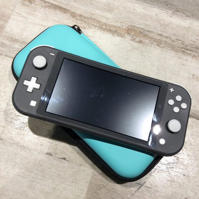 Nintendo Switch(ニンテンドースイッチ)のニンテンドースイッチ ライト 中古 グレー エンタメ/ホビーのゲームソフト/ゲーム機本体(携帯用ゲーム機本体)の商品写真