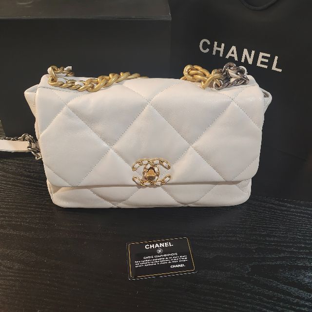 保障できる CHANEL - 美品 シャネル 19ラージ ホワイト マトラッセ バッグ ショルダーバッグ 保障できる CHANEL - 美品 シャネル 19ラージ ホワイト マトラッセ バッグ ショルダーバッグ