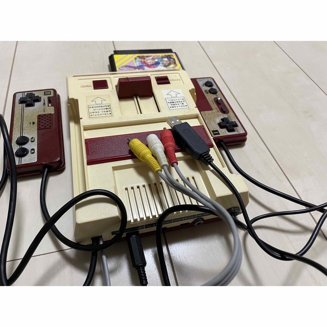 ファミリーコンピュータ(ファミリーコンピュータ)のファミコン本体 AV化改造 付属品有り　USB電源ファミリースタジアム エンタメ/ホビーのゲームソフト/ゲーム機本体(家庭用ゲーム機本体)の商品写真