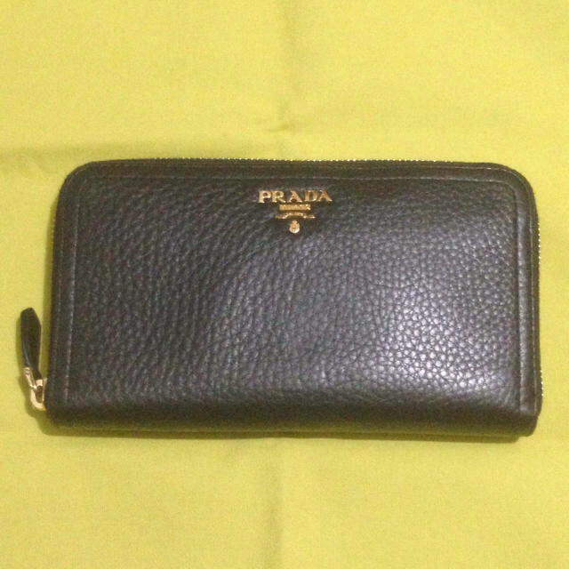 PRADA ラウンドジップ 長財布