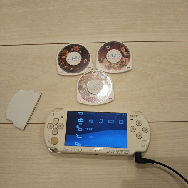 PlayStation Portable(プレイステーションポータブル)の良品⭐️psp2000本体♪白2。新品バッテリー、ゲーム３つ、バッテリーカバー付 エンタメ/ホビーのゲームソフト/ゲーム機本体(携帯用ゲーム機本体)の商品写真