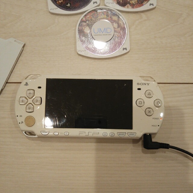 PlayStation Portable(プレイステーションポータブル)の良品⭐️psp2000本体♪白2。新品バッテリー、ゲーム３つ、バッテリーカバー付 エンタメ/ホビーのゲームソフト/ゲーム機本体(携帯用ゲーム機本体)の商品写真