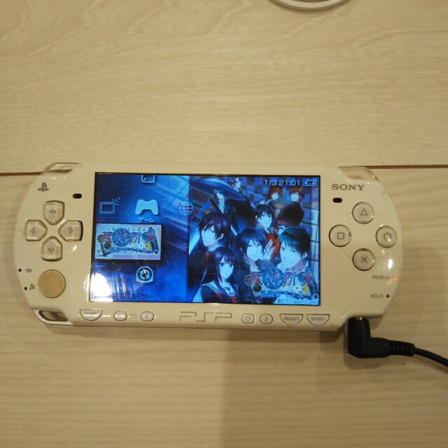 PlayStation Portable(プレイステーションポータブル)の良品⭐️psp2000本体♪白2。新品バッテリー、ゲーム３つ、バッテリーカバー付 エンタメ/ホビーのゲームソフト/ゲーム機本体(携帯用ゲーム機本体)の商品写真