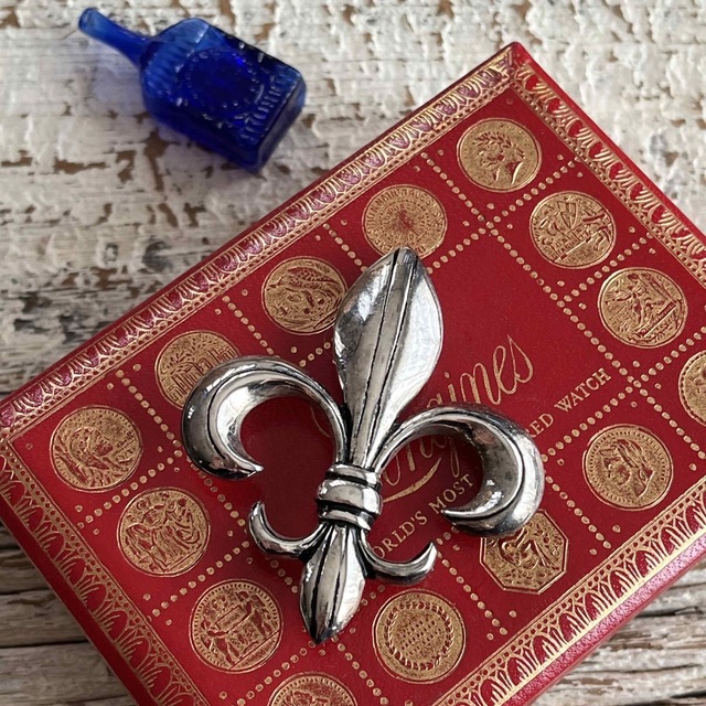 70’s仏！フルールドリス！紋章ブローチ！fleur-de-lis  レディースのアクセサリー(ブローチ/コサージュ)の商品写真