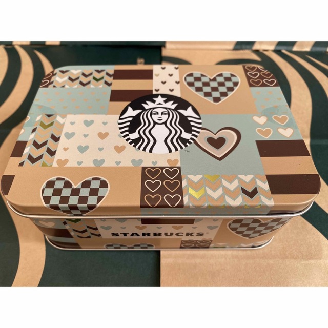 Starbucks Coffee(スターバックスコーヒー)のスターバックス　2種のストロベリーチョコレート　バレンタイン　チョコレート缶 食品/飲料/酒の食品(菓子/デザート)の商品写真