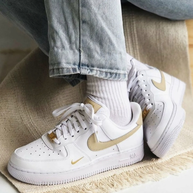 ナイキ エアフォース NIKE WMNS AIR FORCE 1 '07 ESS うのにもお得な