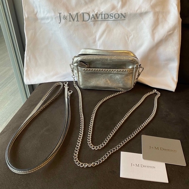 J&M DAVIDSON(ジェイアンドエムデヴィッドソン)のj&m davidson リップスティックポシェットスタッズシルバー　ショルダー レディースのバッグ(ショルダーバッグ)の商品写真