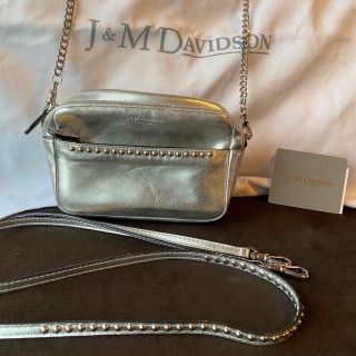 ジェイアンドエムデヴィッドソン(J&M DAVIDSON)のj&m davidson リップスティックポシェットスタッズシルバー　ショルダー(ショルダーバッグ)