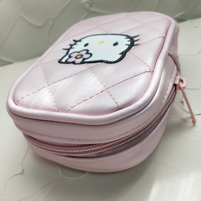 ハローキティ(ハローキティ)のHELLO KITTY なつかしのアイテムコレクション ピンクキルトポーチ エンタメ/ホビーのおもちゃ/ぬいぐるみ(キャラクターグッズ)の商品写真