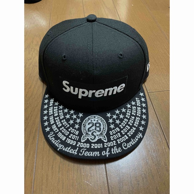 Supreme(シュプリーム)のsupreme NewEra キャップ二つ　デニムシャツ メンズの帽子(キャップ)の商品写真