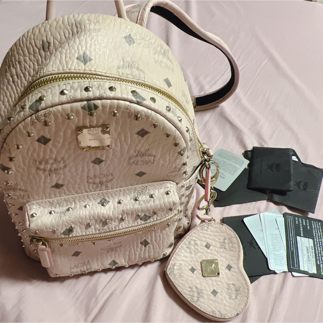 買い保障できる MCM - mcm リュック ハートのチャームつき パウダー