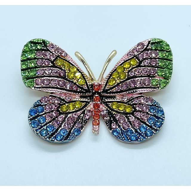 キラキラとても上品で可愛い蝶のブローチ