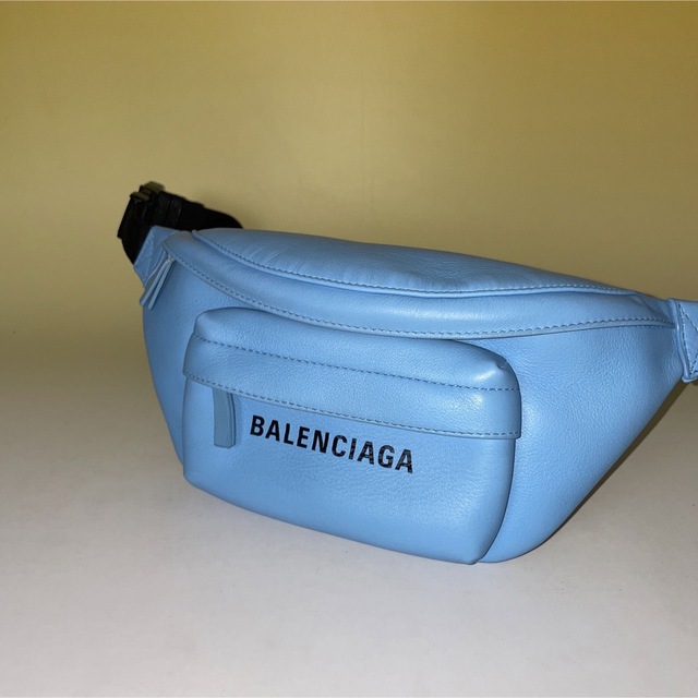 国内外の人気が集結 Balenciaga バレンシアガ 水色 ボディバッグ