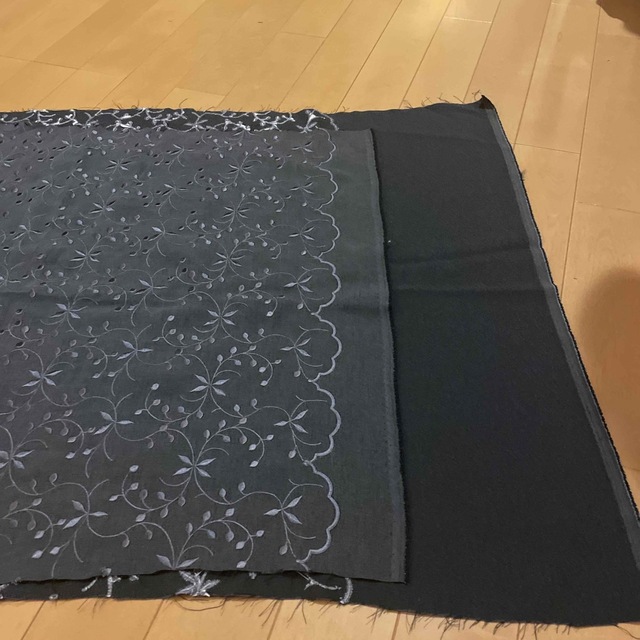 ハギレ生地　刺繍スカラップ ハンドメイドの素材/材料(生地/糸)の商品写真