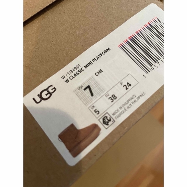 UGG(アグ)の新品未使用 UGG クラシック ミニプラットフォーム 24cm 厚底 レディースの靴/シューズ(ブーツ)の商品写真
