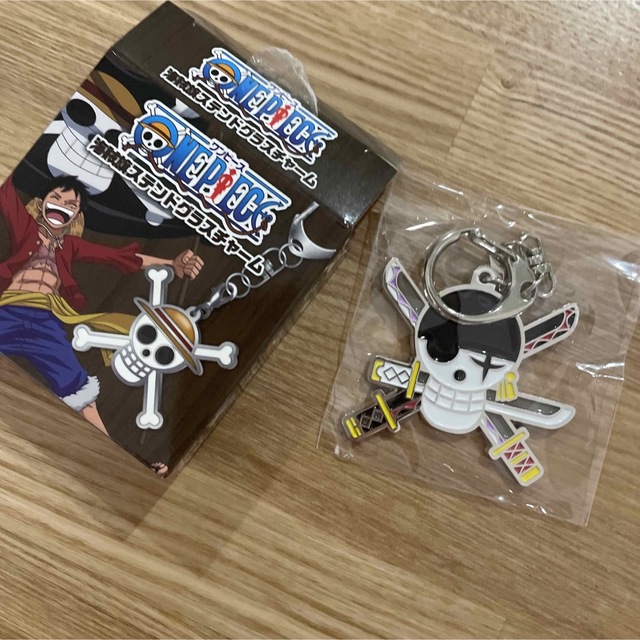 ONE PIECE(ワンピース)のワンピース　キーホルダー　ステンドグラスチャーム　海賊旗ステンドグラスチャーム エンタメ/ホビーのおもちゃ/ぬいぐるみ(キャラクターグッズ)の商品写真