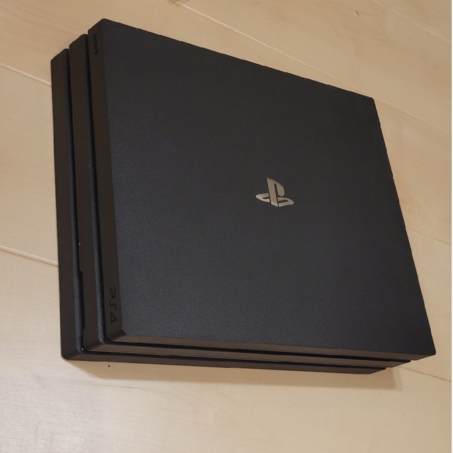 SONY PlayStation4 Pro 本体 CUH-7200B 1TB エンタメ/ホビーのゲームソフト/ゲーム機本体(家庭用ゲーム機本体)の商品写真