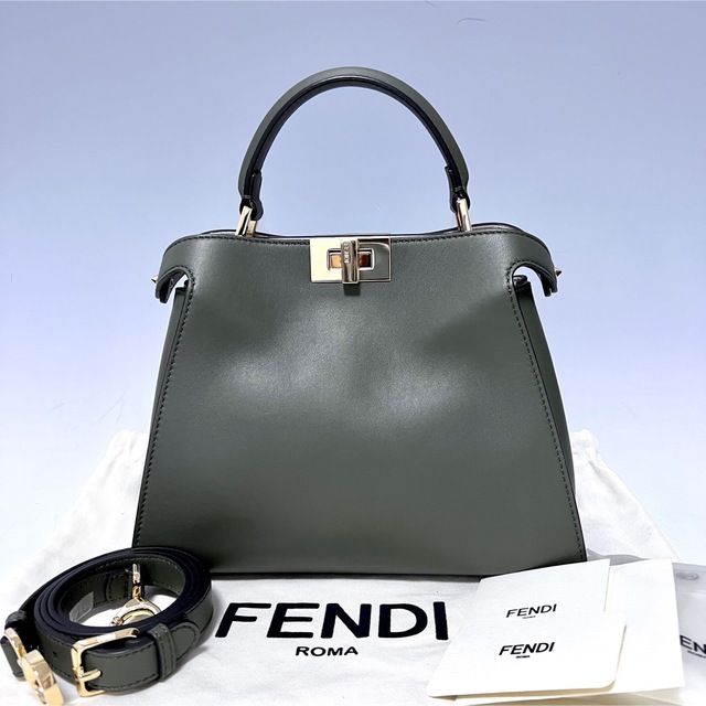 選ぶなら FENDI - グリーン ミディアム エッセンシャリー ピーカブー フェンディ 【入手困難】 ショルダーバッグ 選ぶなら FENDI - グリーン ミディアム エッセンシャリー ピーカブー フェンディ 【入手困難】 ショルダーバッグ