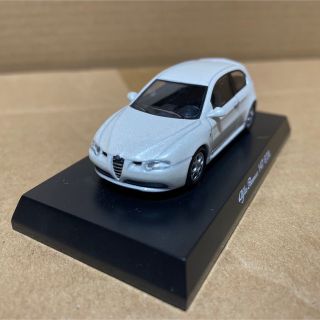 アルファロメオ(Alfa Romeo)のアルファロメオ　147GTA パールホワイト　ミニチュア　ミニカー  台座付　(ミニカー)