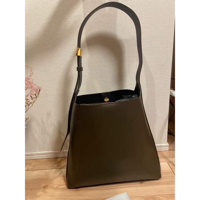 Charles and Keith(チャールズアンドキース)の(断捨離中さま専用)Edna エドナ ラージホボバッグ　チャールズアンドキース レディースのバッグ(トートバッグ)の商品写真